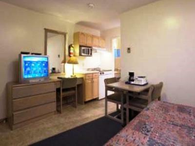Travelodge By Wyndham Quesnel Bc חדר תמונה